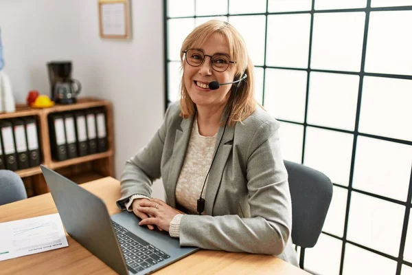 Agent Call Center Średnim Wieku Pracujący Biurze — Zdjęcie stockowe