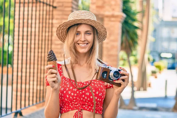 Jonge Blonde Toeristische Vrouw Met Behulp Van Vintage Camera Het — Stockfoto