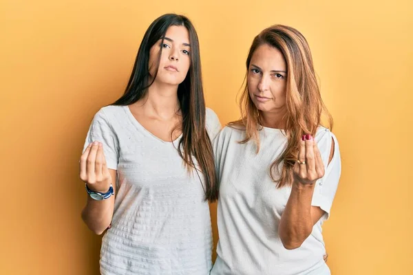 Família Hispânica Mãe Filha Vestindo Camiseta Branca Casual Fazendo Gesto — Fotografia de Stock