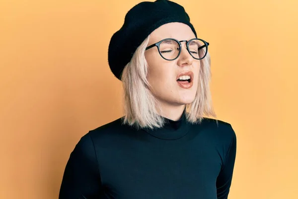 Junge Blonde Mädchen Mit Französischem Look Mit Baskenmütze Mit Der — Stockfoto