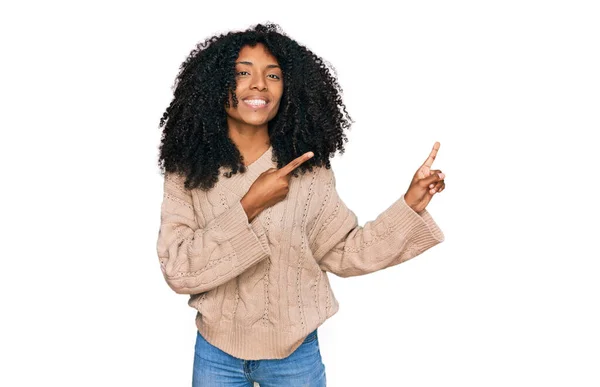 Joven Afroamericana Americana Vestida Con Ropa Casual Sonriendo Mirando Cámara —  Fotos de Stock