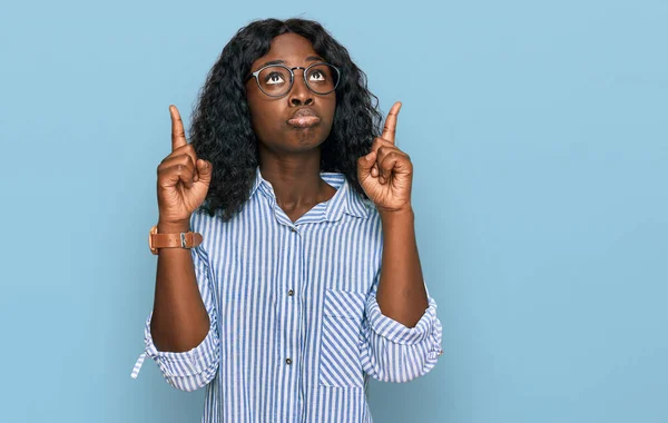 Gyönyörű Afrikai Fiatal Visel Alkalmi Ruhák Szemüveg Felmutat Néz Szomorú — Stock Fotó