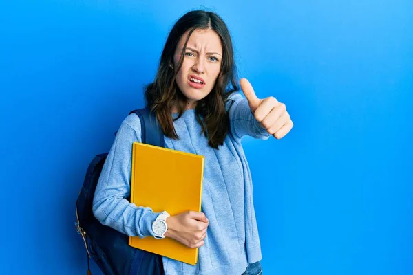 Junge Brünette Studentin Mit Studentenrucksack Die Die Daumen Die Höhe — Stockfoto