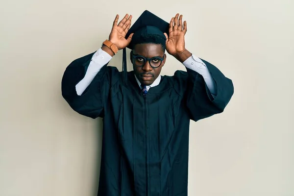 Stilig Svart Man Bär Examen Mössa Och Ceremoni Mantel Gör — Stockfoto