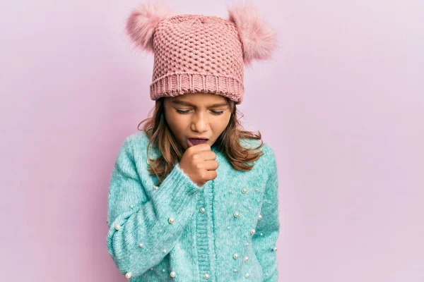 스웨터 귀여운 모자를 아름다운 소녀는 감기나 기관지염 상으로 아프거나 기침을 — 스톡 사진