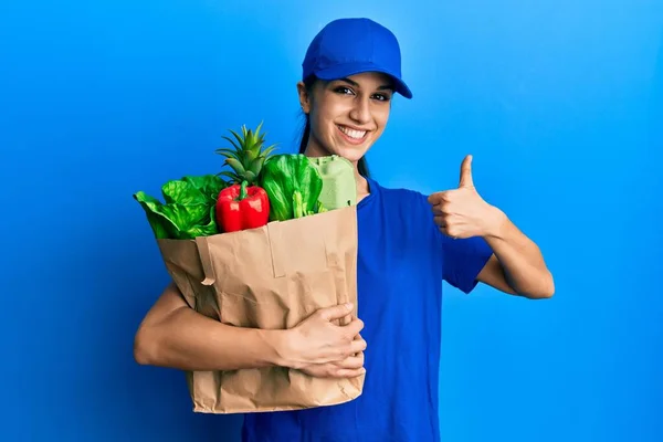 Junge Hispanische Frau Kurier Uniform Mit Lebensmitteln Aus Dem Supermarkt — Stockfoto