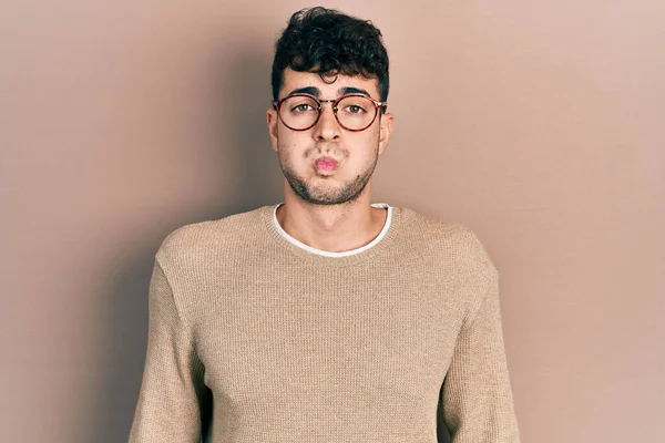 Jeune Homme Hispanique Portant Des Vêtements Décontractés Des Lunettes Gonflant — Photo