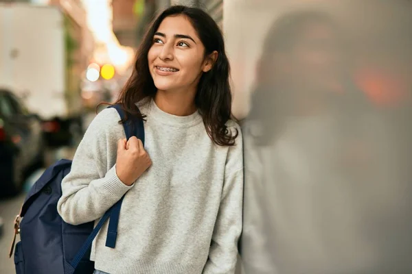 Jong Midden Oosten Student Meisje Glimlachen Gelukkig Staan Stad — Stockfoto