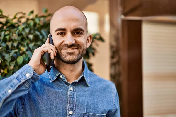 Junger Hispanischer Mann Lächelt Fröhlich Auf Dem Smartphone Der Stadt — Stockfoto