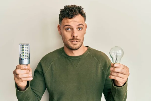 Jonge Latijns Amerikaanse Man Met Gloeilamp Voor Inspiratie Idee Clueless — Stockfoto