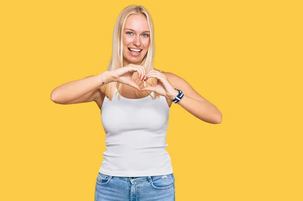 Młoda Blondynka Luźnym Stylu Koszulą Bez Rękawów Uśmiecha Się Miłości — Zdjęcie stockowe
