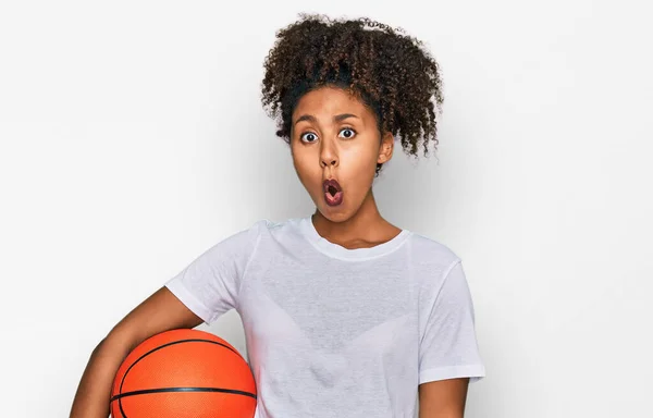 Jovem Afro Americana Jogando Beisebol Segurando Morcego Bola Assustada Espantada — Fotografia de Stock