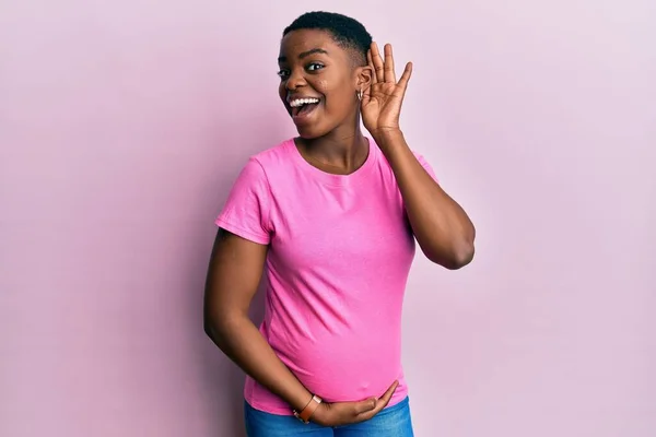 Mujer Afroamericana Joven Esperando Bebé Tocando Vientre Embarazada Sonriendo Con — Foto de Stock