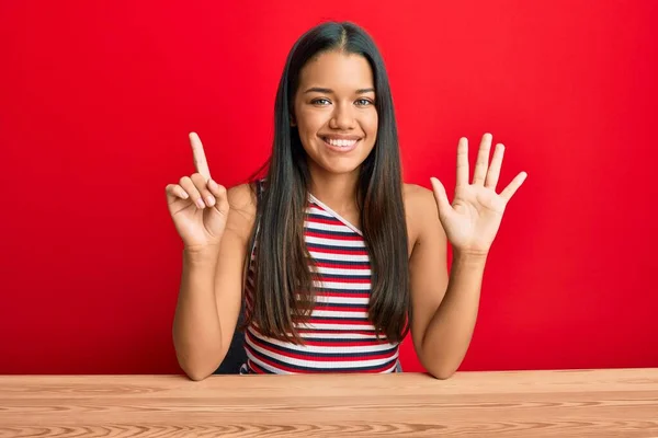 Hermosa Mujer Hispana Vestida Con Ropa Casual Sentada Mesa Mostrando — Foto de Stock