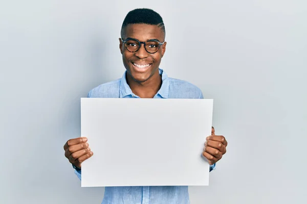 Jovem Afro Americano Vestindo Óculos Segurando Banner Vazio Celebrando Louco — Fotografia de Stock