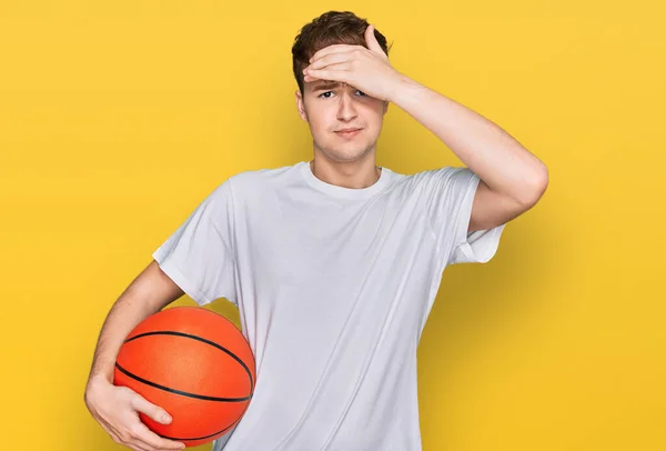 Basketbol Topu Tutan Genç Beyaz Bir Adam Elleri Kafasında Şaşırmış — Stok fotoğraf
