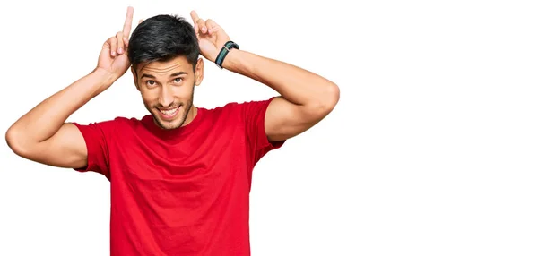 Joven Hombre Guapo Con Camiseta Roja Casual Posando Divertido Loco —  Fotos de Stock