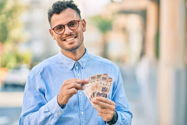 Jovem Empresário Hispânico Sorrindo Feliz Contando Notas Mexicanas 500 Pesos — Fotografia de Stock