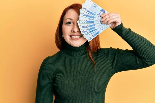 Mulher Ruiva Bonita Segurando 1000 Sul Coreano Ganhou Notas Sobre — Fotografia de Stock