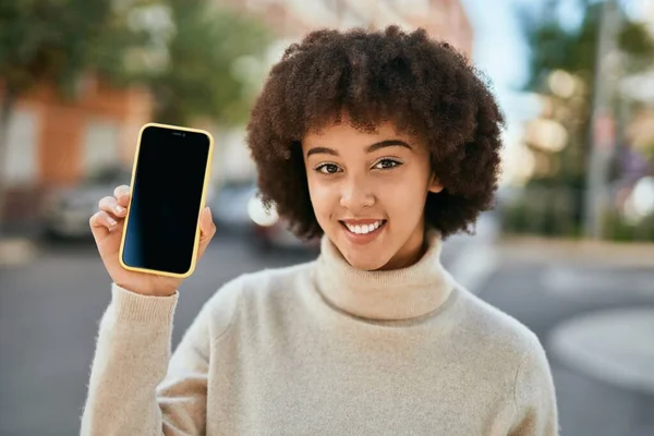 Joven Chica Hispana Sonriendo Feliz Mostrando Pantalla Teléfono Inteligente Ciudad — Foto de Stock