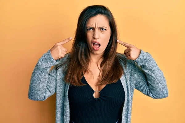 Mooie Latino Vrouw Wijzend Naar Mond Met Vingers Shock Gezicht — Stockfoto