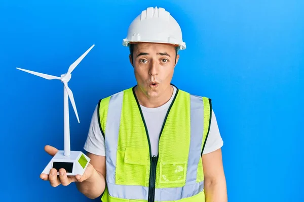 Bonito Jovem Segurando Moinho Vento Solar Para Eletricidade Renovável Assustado — Fotografia de Stock