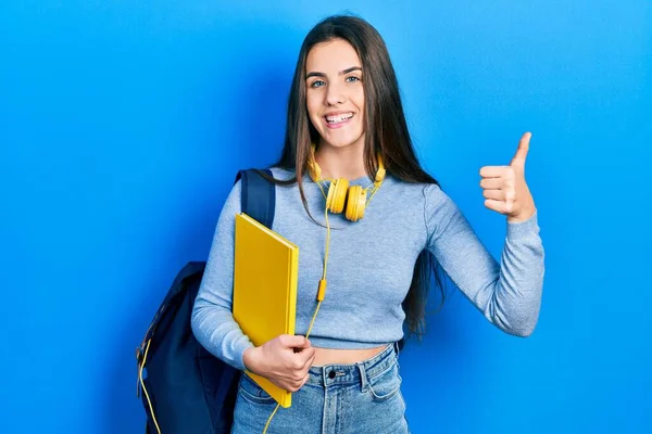 Junge Brünette Teenager Tragen Studenten Rucksack Und Kopfhörer Lächeln Glücklich — Stockfoto