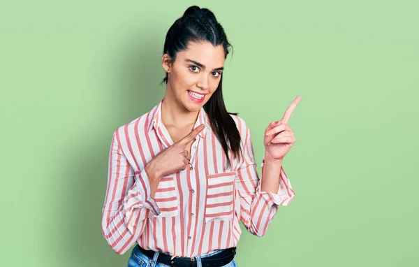 Jeune Femme Hispanique Portant Des Vêtements Décontractés Souriant Regardant Caméra — Photo