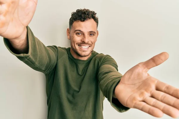 Jeune Homme Hispanique Portant Des Vêtements Décontractés Regardant Caméra Souriant — Photo