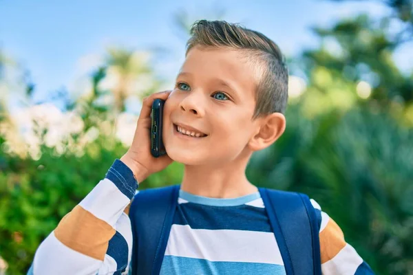 Sevimli Beyaz Çocuk Gülümsüyor Parktaki Akıllı Telefondan Konuşuyor — Stok fotoğraf