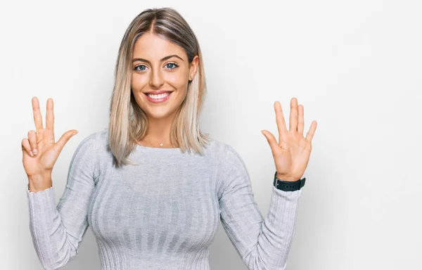 Piękna Blondynka Luźnych Ubraniach Pokazując Wskazując Palcami Numer Osiem Uśmiechając — Zdjęcie stockowe
