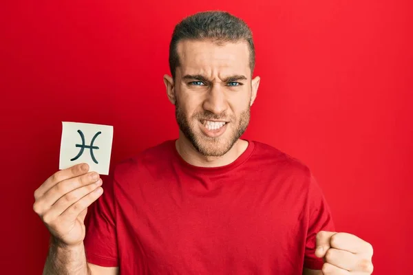 Joven Hombre Caucásico Sosteniendo Papel Con Pisces Signo Del Zodiaco —  Fotos de Stock