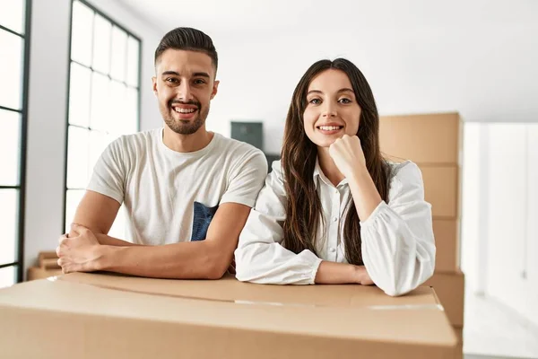 Young Hispanic Couple Smiling Happy Leaning Cardboard New Home — Stock Photo, Image
