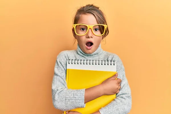 Pequena Menina Bonita Vestindo Óculos Segurando Livros Com Medo Chocado — Fotografia de Stock