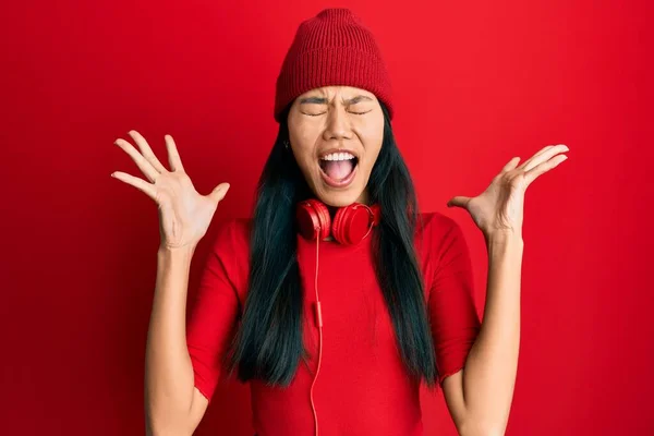 Giovane Donna Cinese Che Ascolta Musica Utilizzando Cuffie Che Celebrano — Foto Stock