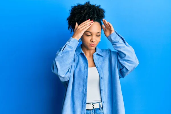 痛みや片頭痛のために絶望的な頭痛やストレスに苦しんでカジュアルな服を着て若いアフリカ系アメリカ人の女の子 手を頭に — ストック写真