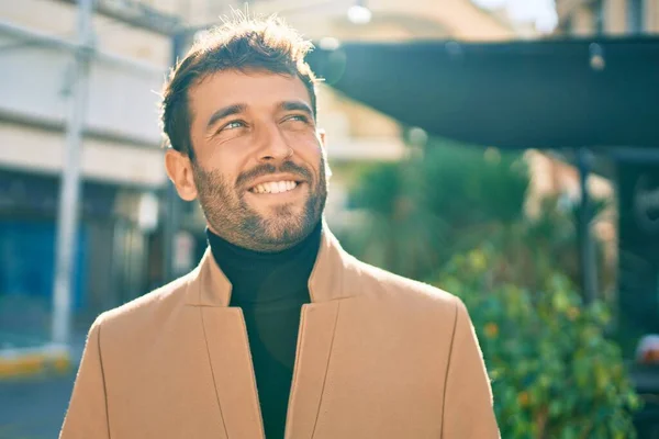 Красивий Бізнесмен Елегантній Куртці Посміхається Щасливий Відкритому Повітрі — стокове фото