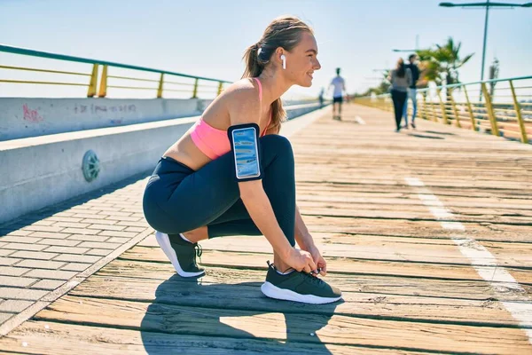 Jonge Blonde Sportvrouw Draagt Sportkleding Strikken Haar Veters Stad — Stockfoto