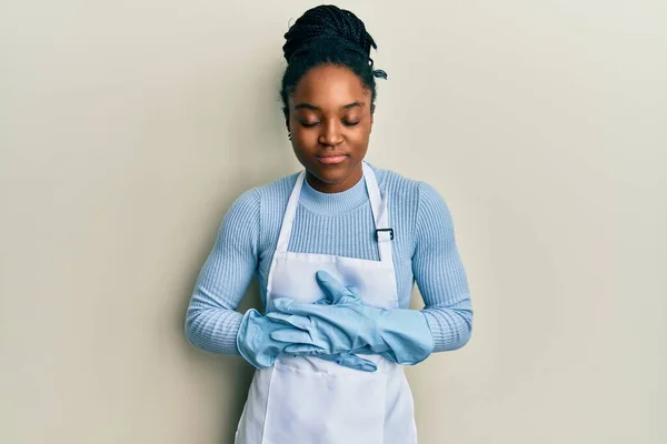 Mujer Afroamericana Con Pelo Trenzado Usando Delantal Más Limpio Guantes —  Fotos de Stock