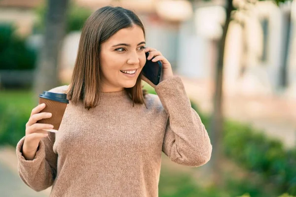 Genç Spanyol Kadın Akıllı Telefonda Konuşuyor Parkta Kahve Içiyor — Stok fotoğraf