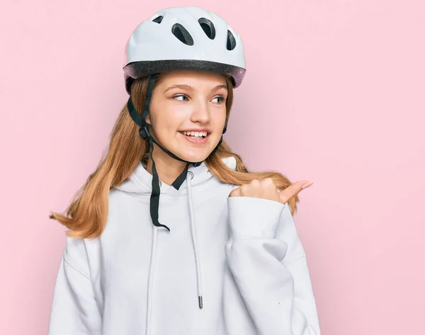 Hermosa Chica Caucásica Joven Con Casco Bicicleta Sonriendo Con Cara —  Fotos de Stock