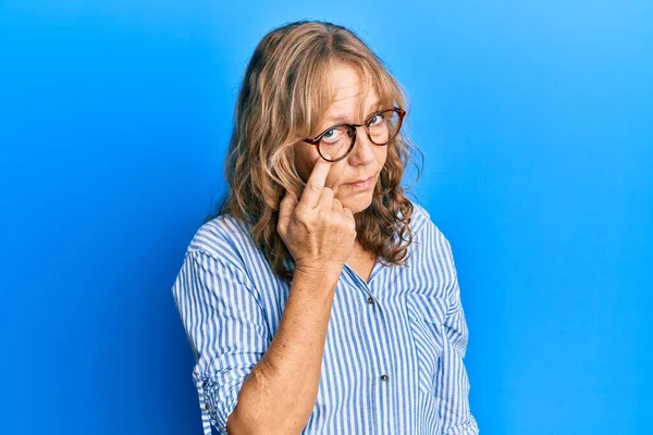 Mujer Rubia Mediana Edad Vistiendo Ropa Casual Gafas Apuntando Ojo — Foto de Stock