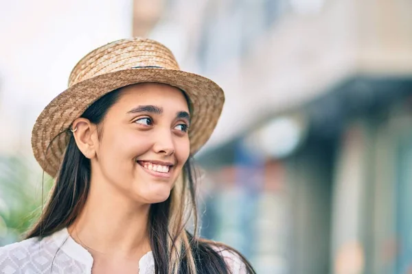 Jovem Turista Hispânica Usando Chapéu Verão Cidade — Fotografia de Stock