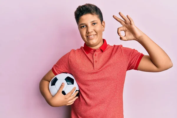 Teenager Hispanischer Junge Hält Fußballball Und Tut Zeichen Mit Den — Stockfoto