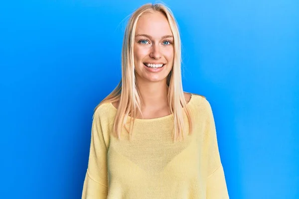 Ung Blond Flicka Klädd Avslappnade Kläder Med Ett Glatt Och — Stockfoto