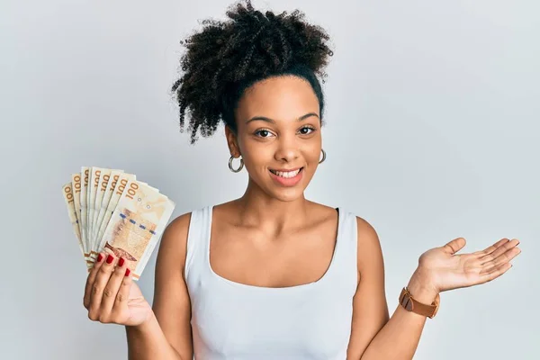 Joven Afroamericana Sosteniendo Billetes 100 Coronas Danesas Celebrando Logro Con —  Fotos de Stock