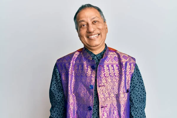 Homem Indiano Meia Idade Vestindo Roupas Tradicionais Indianas Com Sorriso — Fotografia de Stock