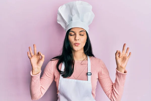 Fırıncı Üniforması Giyen Yemek Pişiren Genç Spanyol Kadın Rahat Gülümseyen — Stok fotoğraf