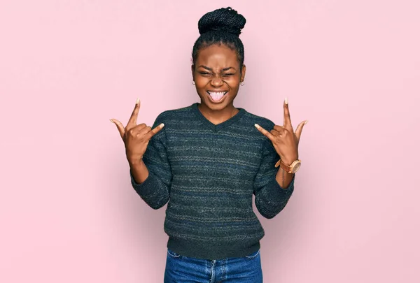 Młoda Afroamerykanka Luźnych Ciuchach Krzyczy Szalonym Wyrazem Twarzy Robiąc Symbol — Zdjęcie stockowe