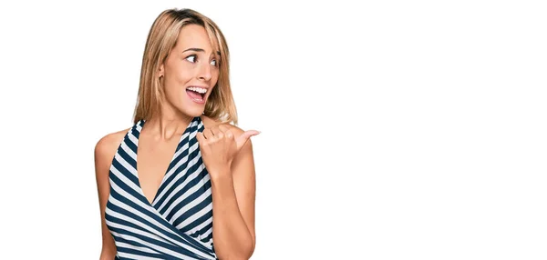 Mooie Blonde Vrouw Dragen Casual Kleding Glimlachen Met Gelukkig Gezicht — Stockfoto